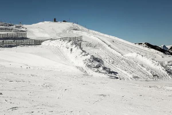 Fond de neige avec pistes de ski et snowboard — Photo