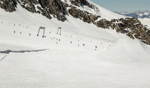 Snowboard y parque de esquí en la estación de esquí de Zell am See-Kaprun — Foto de Stock