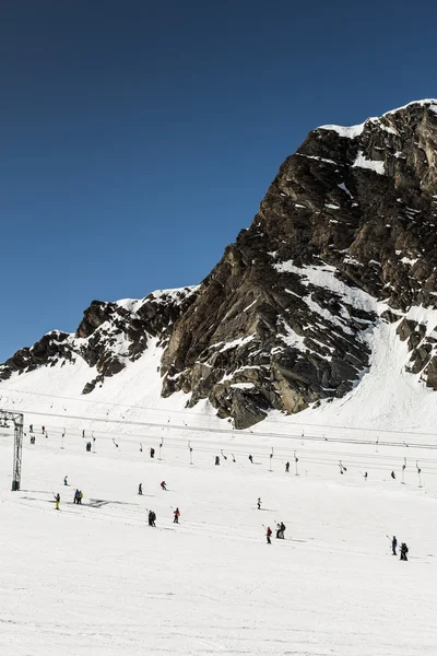 İnsanlar ve Avusturya'da en popüler kayak bölgesinin bir ip tow sistemleri — Stok fotoğraf