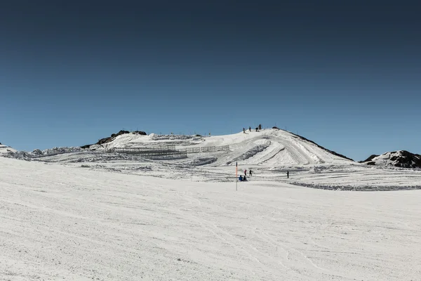 Skifahrer ruhen sich vor dem Skifahren aus — Stockfoto