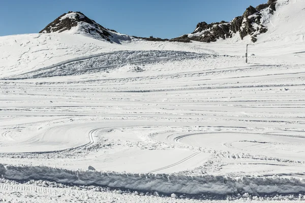 Kar arka plan de arazi kayakçılar için preparred — Stok fotoğraf