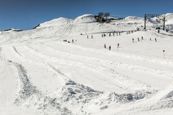 Skiers taking a rest before skiing — Stock Photo, Image