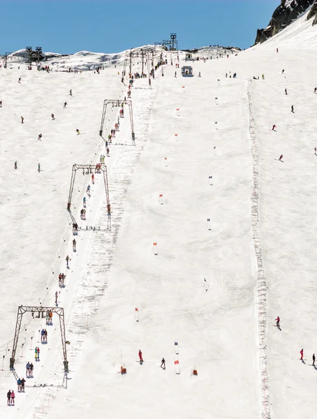 Na nartach ludzi, krzesło wyciągów i liny holownicze systemy Zell am See region narciarski w Austrii — Zdjęcie stockowe