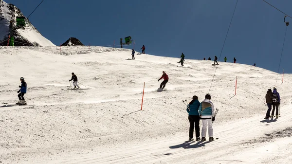 Ludzie i liny holownicze systemy w jednym z najbardziej popularnym ośrodku narciarskim w Austrii — Zdjęcie stockowe