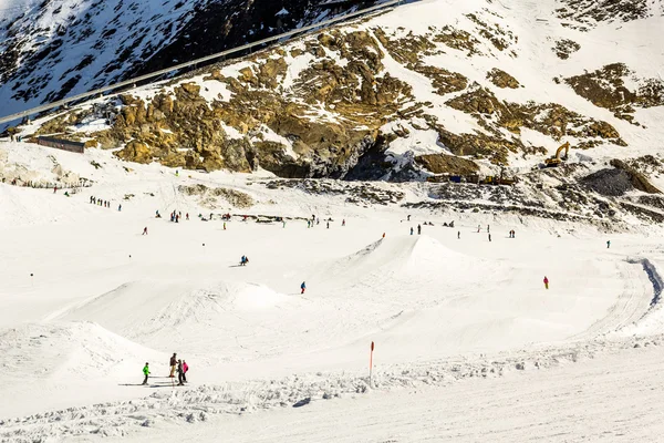 Les skieurs se reposent avant de skier — Photo