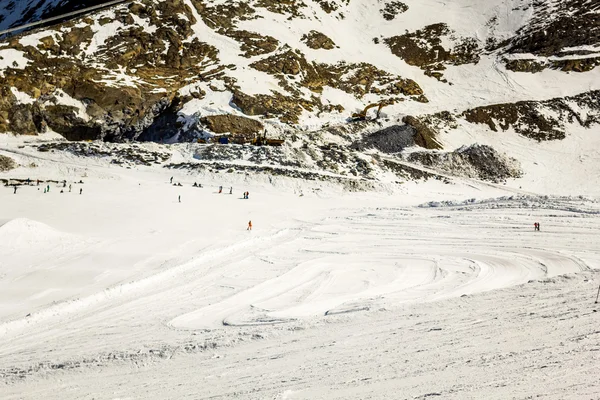 Skiers taking a rest before skiing — Stock Photo, Image