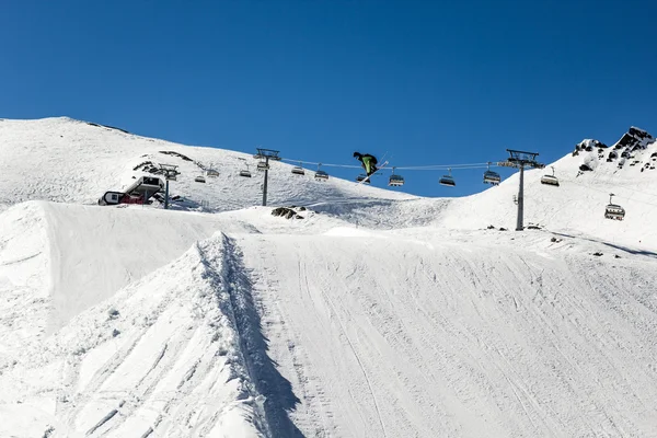 Springen skiër — Stockfoto