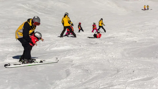 Instructores de esquí con niños en pistas, Alpes — Foto de Stock