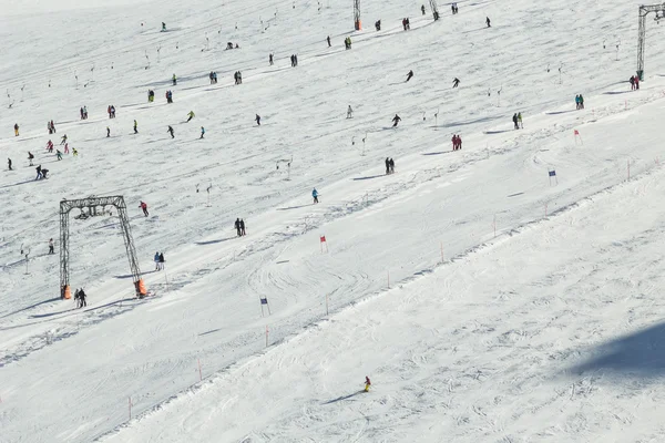 Na nartach ludzi, krzesło wyciągów i liny holownicze systemy Zell am See region narciarski w Austrii — Zdjęcie stockowe