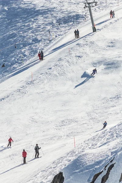 人をスキー、椅子を持ち上げるし、ツェルの牽引ロープ システムはオーストリアのスキー地域を参照してください。 — ストック写真