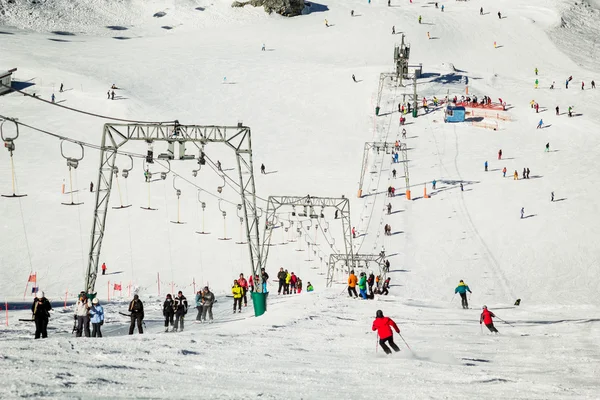 Systèmes de remorquage de personnes et de câbles dans l'une des stations de ski les plus populaires d'Autriche — Photo