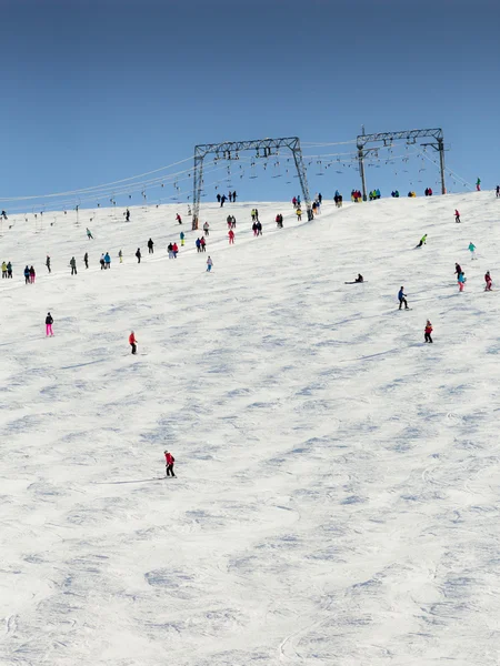 Menschen und Seilbahnen in einem der beliebtesten Skigebiete Österreichs — Stockfoto