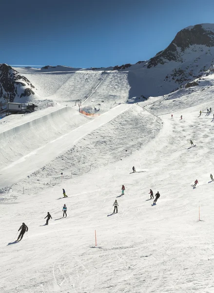 Les skieurs, les télésièges et les systèmes de remorquage de corde de Zell am See domaine skiable en Autriche — Photo