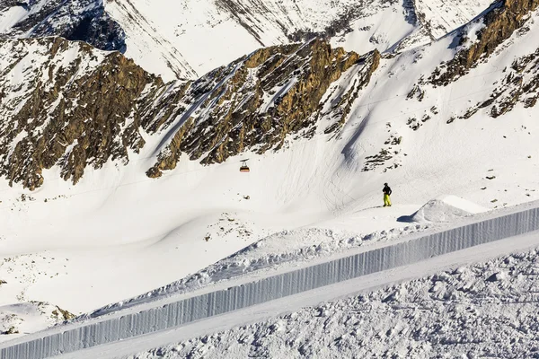 Samotny mężczyzna odpoczynek w jednym z najbardziej popularnego ośrodka narciarskiego w Alpach — Zdjęcie stockowe