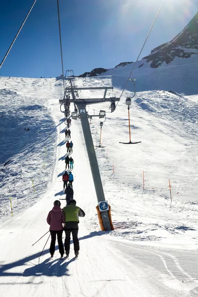 People and rope tow systems in one of most popular ski region in Austria — Stock Photo, Image