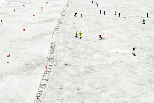 Skiën mensen, de stoel liften en touw tow systemen van Zell am See skigebied in Oostenrijk Stockfoto