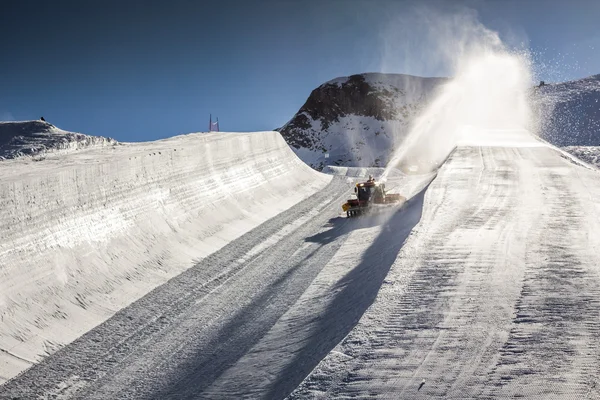 Snowcat 作業とオーストリアの有名なスキー場のハーフパイプ ストック画像