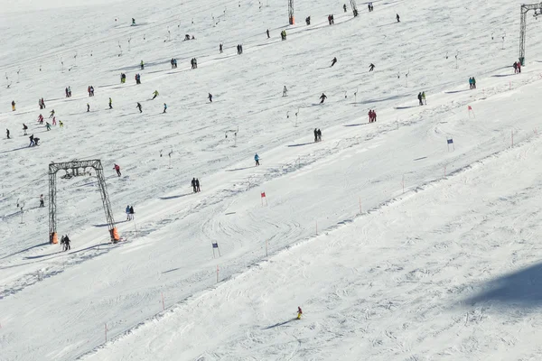 Skiën mensen, de stoel liften en touw tow systemen van Zell am See skigebied in Oostenrijk Stockafbeelding