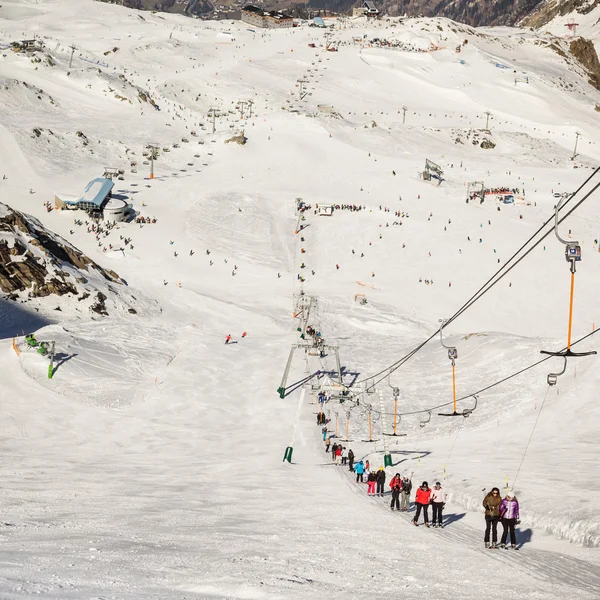 Människor och rep släptåg system i en av mest populära skidområdet i Österrike — Stockfoto