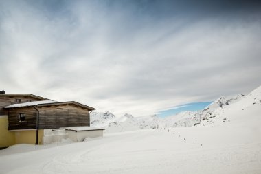 Avusturya Alplerinde sığınakta dağ