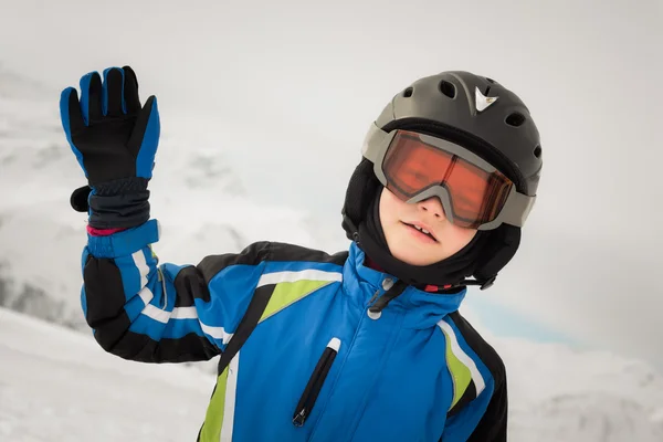 Joven esquiador sobre fondo invernal — Foto de Stock