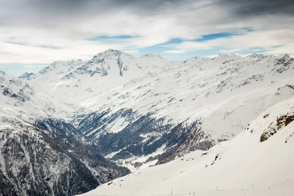 美丽的景色，从村里大格洛克纳山滑雪场 — 图库照片