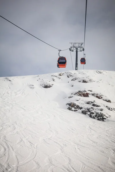 在村里滑雪胜地 (奥地利阿尔卑斯山缆车) — 图库照片