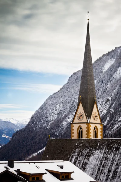 Iglesia de Heiligenblut con Grossglockner en el fondo —  Fotos de Stock