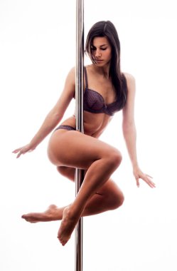 Güzel genç kadın kutup dans egzersiz