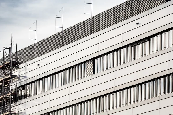 Fachada de edificio moderno con andamios — Foto de Stock