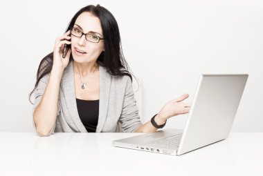 genç iş kadını bir bilgisayarla senkronize edin