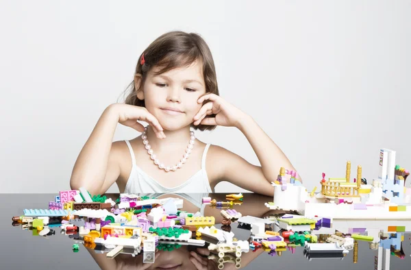 Kleines Mädchen spielt in Lego-Blöcken — Stockfoto