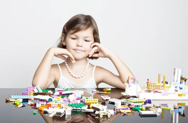 Lego blokları içinde oynayan küçük kız