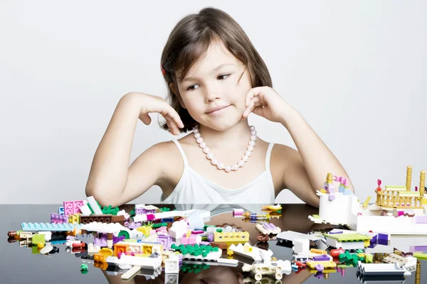 Niña jugando en bloques de lego —  Fotos de Stock