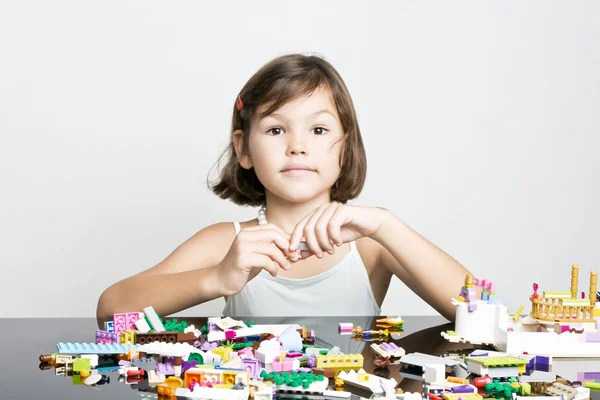 Liten flicka spelar i lego block — Stockfoto