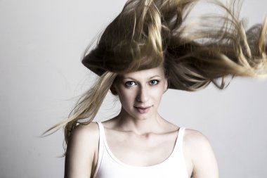 Rüzgar saç ile güzel kız