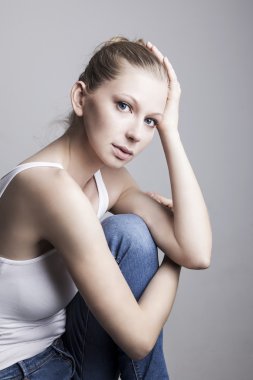 Gri arka planda güzel bir kız