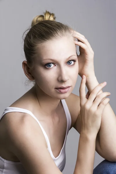 Porträt einer schönen jungen Frau, die in die Kamera blickt. — Stockfoto