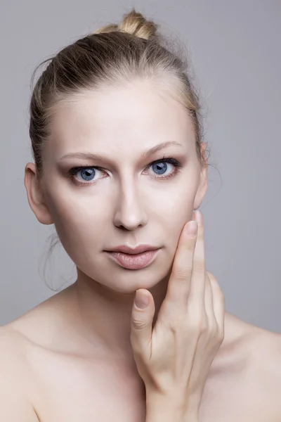 Beautiful girl on gray background — Stock Photo, Image