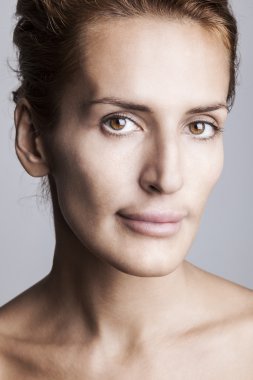 Gri arka planda güzel bir kadın