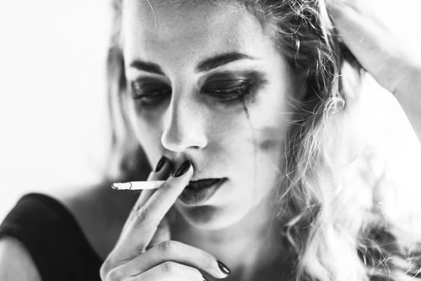 Kadın sigara portresi — Stok fotoğraf