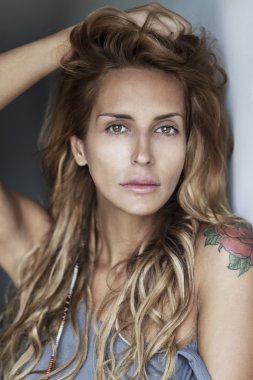 Gri arka planda güzel bir kadın