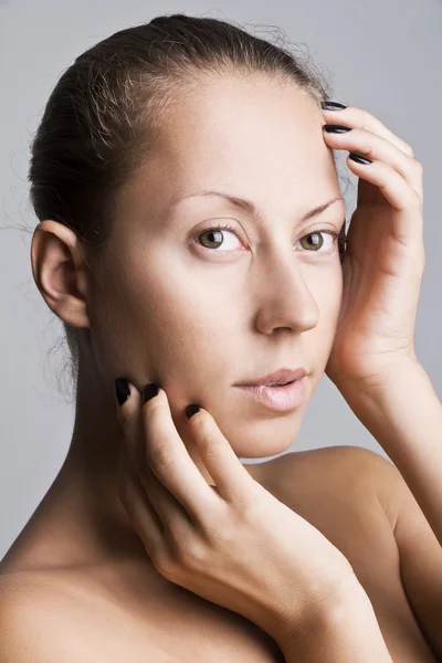 Schöne Frau auf grauem Hintergrund — Stockfoto