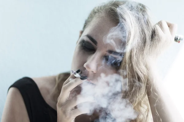 Portrait of the woman smokes — Stock Photo, Image