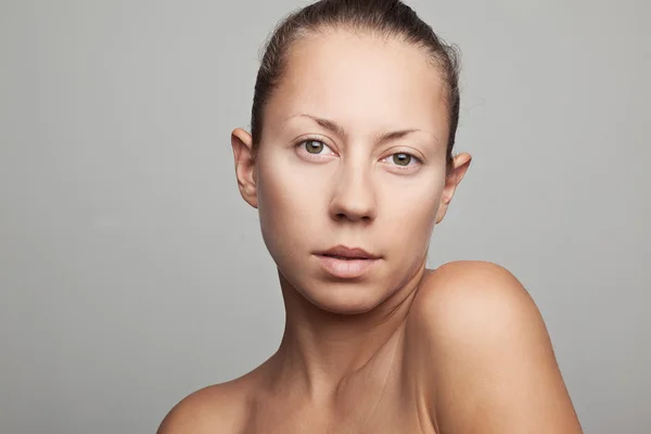 Mujer hermosa sobre fondo gris —  Fotos de Stock