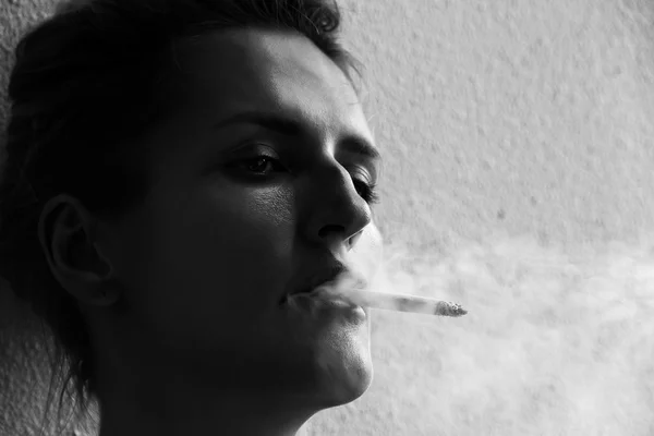 Портрет женщины курит — стоковое фото