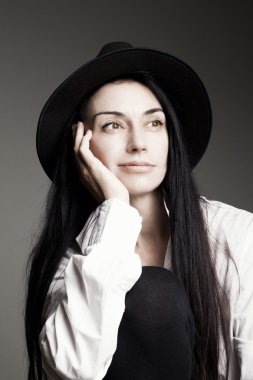 Bir şapka ve bir gömlek güzel esmer