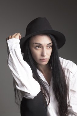 Bir şapka ve bir gömlek güzel esmer