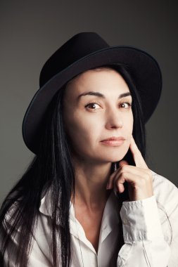 Bir şapka ve bir gömlek güzel esmer