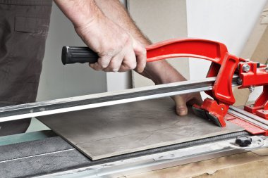  Yenileme - karo döşeme inşaat işçisi